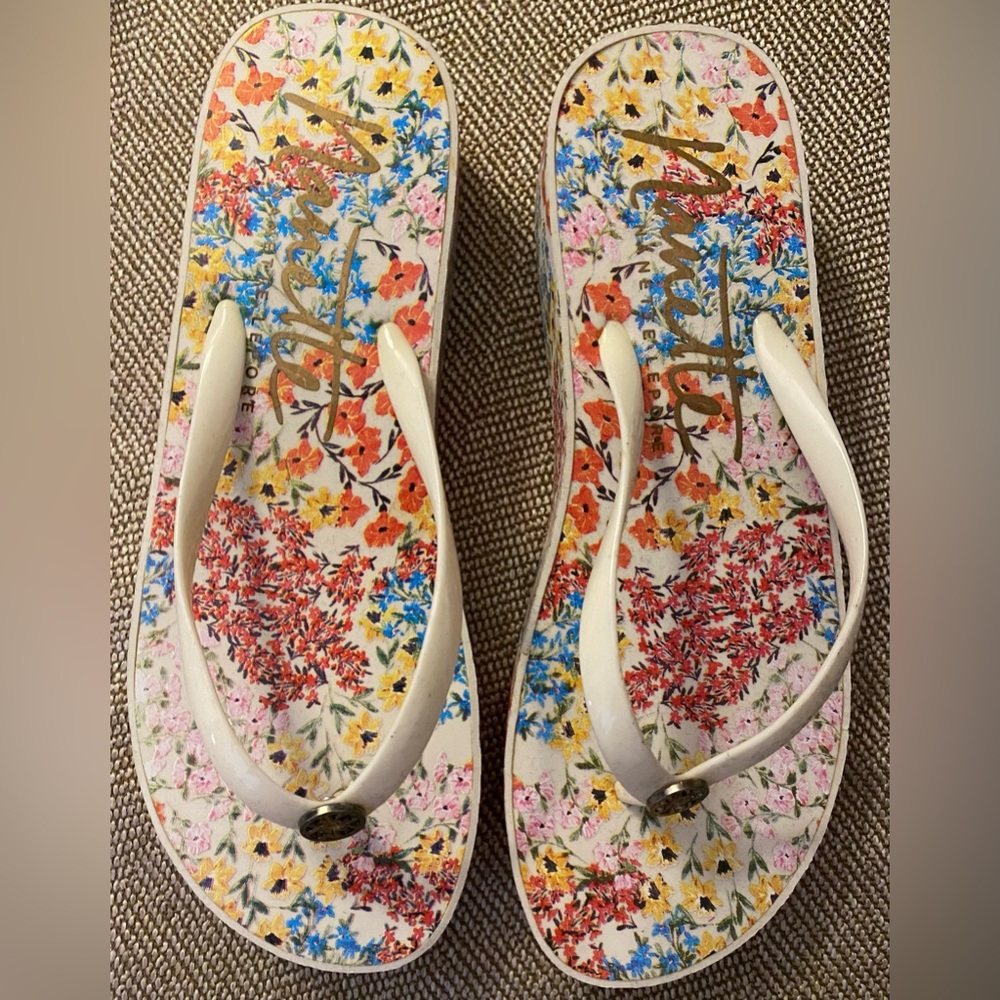 Super Cute Floral Flip Flops size 7 New without Tags